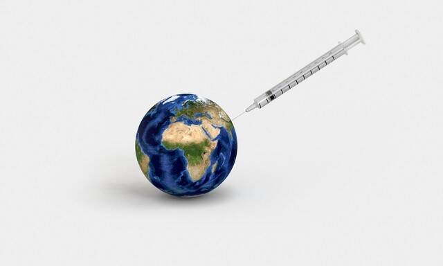 Afbeelding van wereldbol met injectiespuit. Er is geen vaccin tegen arbeidsconflicten.