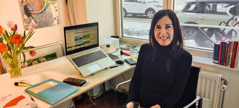 Foto van Liesbeth Begheijn mediator RABA in het werk in haar werkkamer met uitzicht op straat.